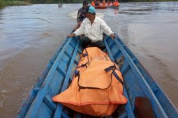 Intal warga Teluk Sindor mengapung di sungai Kapuas