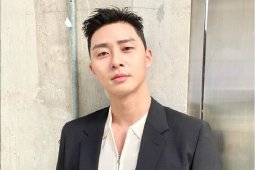 Park Seo Joon terima Youtube  Gold Play Button