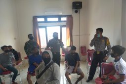 Lima nelayan Banyuwangi diamankan di Jembrana, karena angkut motor dengan sampan