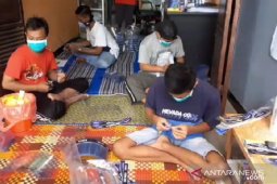 Warga Madiun produksi "face shield" beromzet jutaan rupiah
