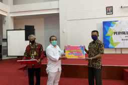 Pengelola Bandara Juanda bagikan 1.000 paket bahan pokok