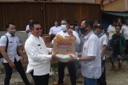 Tukang pikul dapat bantuan mie instant dari Pemkab Sintang