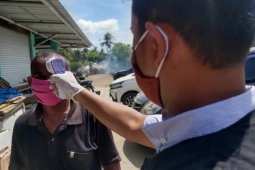 Masuk zona hijau, Aceh Besar periksa suhu tubuh di pasar lambaro