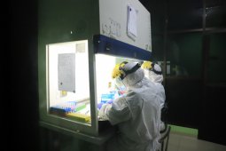 Laboratorium tes swab di Surabaya mulai beroperasi