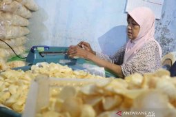 Sahabat UMI  berikan sedekah modal pelaku usaha kecil untuk bangkit