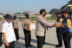 Kemenparekraf salurkan bantuan pangan kepada pelaku usaha di Sidoarjo