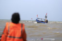 Pencarian nelayan tenggelam