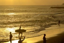 Wisatawan Tetap Kunjungi Pantai Meski Ditutup