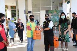 Bank Danamon bantu sembako ke pengemudi kelotok