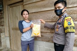 Polisi Bangka Barat salurkan bantuan sembako di Kecamatan Kelapa