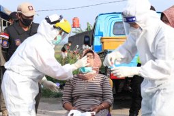Pedagang pasar tradisional di Indramayu kembali ikuti tes swab massal