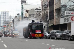 Brimob Polda Sumut lakukan penyemprotan disinfektan skala besar di Medan