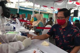 Ratusan warga jalani tes cepat COVID-19 massal di kawasan Ampel Surabaya