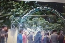 Bupati Marangin antarkan korban longsor PETI ke pemakaman