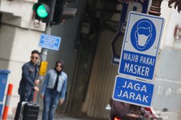 Rambu wajib pakai masker dipasang di sejumlah titik Kota Surabaya