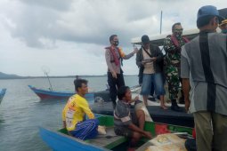 Polres Bangka Barat bagikan paket sembako ke warga pesisir