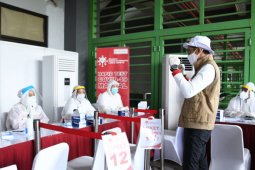 Relawan Indonesia Bersatu menggelar tes cepat diikuti ribuan santri Gontor