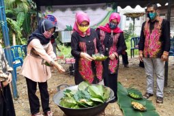 Tumbuhkan ekonomi desa dengan pembuatan sasirangan alami  di tengah COVID-19