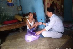 Pengusaha dan Camat Poto Tano salurkan bantuan untuk lansia