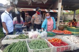 Polres Bangli pantau  pasar dan bagikan beras Kapolri ke manula