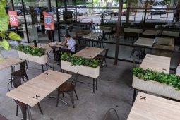 Restoran terapkan bangku selang-seling untuk jaga jarak pengunjung