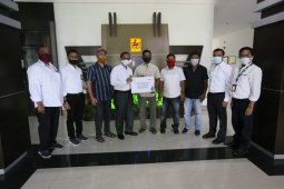 Tingkatkan ekonomi nelayan, PT PLN Aceh serahkan tiga unit perahu mesin