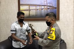 Kapolda terima patung mini pahlawan Pattimura
