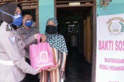 Bhayangkari Simalungun bagikan bantuan terdampak COVID-19