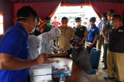 Bupati dan Wakil Bupati Sekadau tinjau tes cepat massal