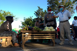 Bupati sayangkan masih banyak pedagang dan pengunjung pasar tidak mematuhi protokol kesehatan