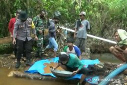 Warga berebut mendulang di "ladang" emas Desa Popalia