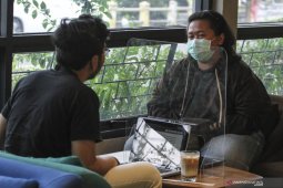 Saat makan bersama, jangan mengobrol untuk jaga diri dari COVID-19