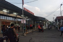 Tidak terlihat antrean panjang penumpang KRL di Depok pada Selasa pagi