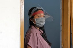 Warga Kota Kediri terdampak COVID-19 diberdayakan produksi "face shield"