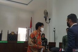 KPK dakwa Bupati Solok Selatan nonaktif  Muzni Zakaria terima pemberian dari pengusaha