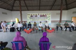 Bupati serahkan bantuan sembako dan ambulan
