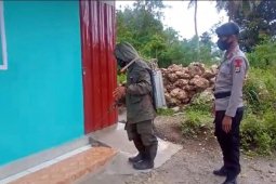 Brimob Polda Maluku sterilisasi puluhan rumah warga di Ambon
