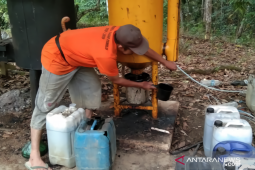 Warga Desa Madang olah batok kelapa jadi disinfektan
