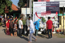 Warga Kota Kediri berbagi ratusan paket sayuran setiap hari