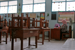 Bersabar,  lebih aman sekolah masih dari rumah