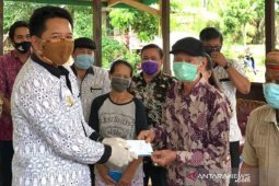 Bupati Mahulu Bonifasius Belawan Geh serahkan BLT kepada 316 KK