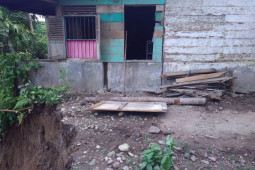 Warga di Aceh Utara terpaksa bongkar rumah akibat erosi mengganas