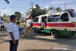 PWI bersama mitra kerja bagikan masker kepada masyarakat