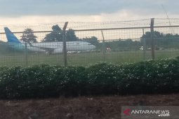 Pesawat Garuda pecah ban setelah mendarat di landasan pacu Syamsudin Noor