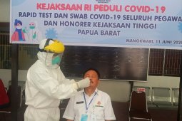 Jajaran Kejati Papua Barat jalani tes swab COVID-19