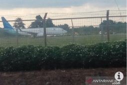 Pesawat Garuda pecah ban setelah mendarat di landasan pacu Syamsudin Noor