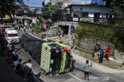 Truk terguling di Bandung
