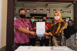 Dekranasda Bangka terima bantuan lemari souvenir