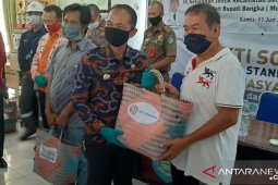 Bupati Bangka, Mulkan salurkan 600 paket sembako