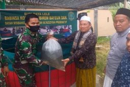 Tingkatkan perekonomian dayah, Kodim 0104 Aceh Timur beri sarana budidaya Ikan Lele